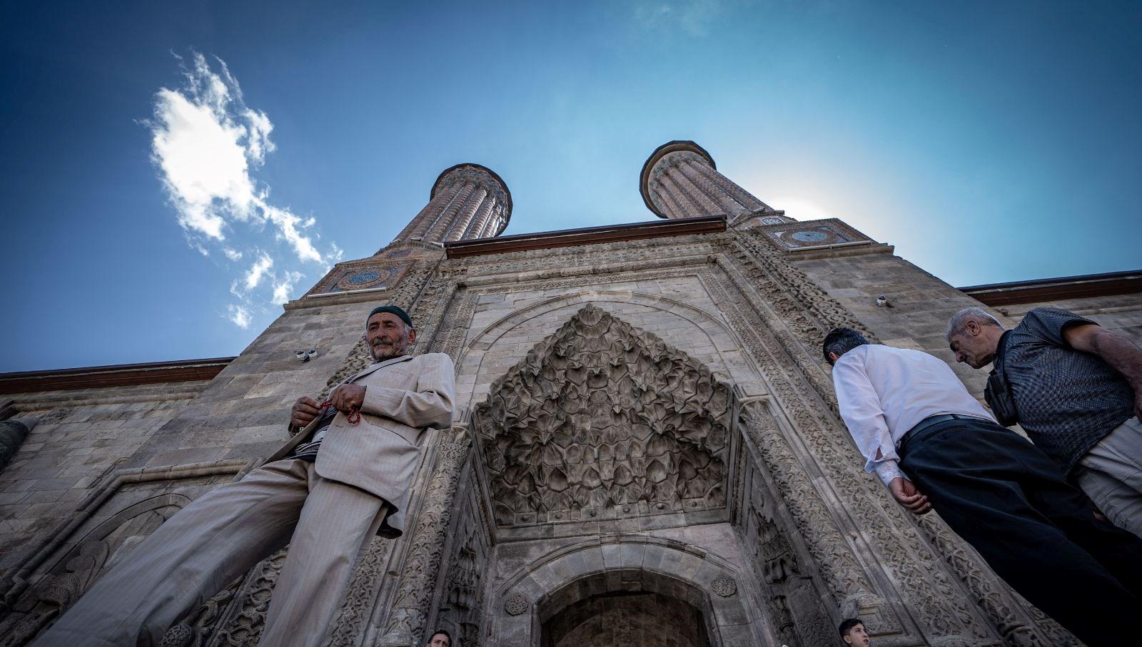 Erzurum Çifte Minareli Medresesi: Tarih, Kültür ve Ziyaretçi Artışı 3 erzurum-cifte-minareli-medresesi-tarih-kultur-ve-ziyaretci-artisi-9TWP9wRP.jpg