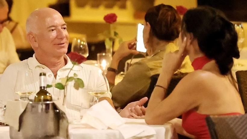 Jeff Bezos ve Lauren Sánchez'in Romantik Roma Gezisinin Detayları 17 Jeff Bezos ve Lauren Sánchez'in Romantik Roma Gezisinin Detayları