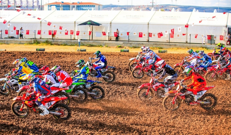 Afyon’da gerçekleşen Dünya Motokros Şampiyonası, 6 kıtada 180 ülkede yayınlandı. 6 Afyon’da gerçekleşen Dünya Motokros Şampiyonası, 6 kıtada 180 ülkede yayınlandı.