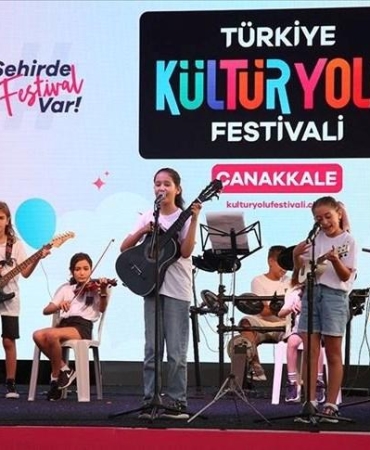 Çocuklar İçin Renkli Festival Deneyimi: Eğlence ve Öğrenme Bir Arada 8 cocuklar-icin-renkli-festival-deneyimi-eglence-ve-ogrenme-bir-arada-uct2wIc7.jpg