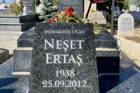 Kırşehir'de Neşet Ertaş'ın Mezarı Başında Yapılan Duygusal Anma Töreni: Halk Ozanının Unutulmaz Hatıraları Yeniden Canlandı! 4 kirsehirde-neset-ertasin-mezari-basinda-yapilan-duygusal-anma-toreni-halk-ozaninin-unutulmaz-hatiralari-yeniden-2INyPugf.jpg
