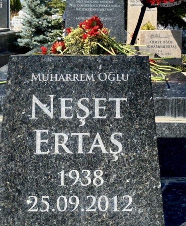 Kırşehir'de Neşet Ertaş'ın Mezarı Başında Yapılan Duygusal Anma Töreni: Halk Ozanının Unutulmaz Hatıraları Yeniden Canlandı! 4 kirsehirde-neset-ertasin-mezari-basinda-yapilan-duygusal-anma-toreni-halk-ozaninin-unutulmaz-hatiralari-yeniden-2INyPugf.jpg