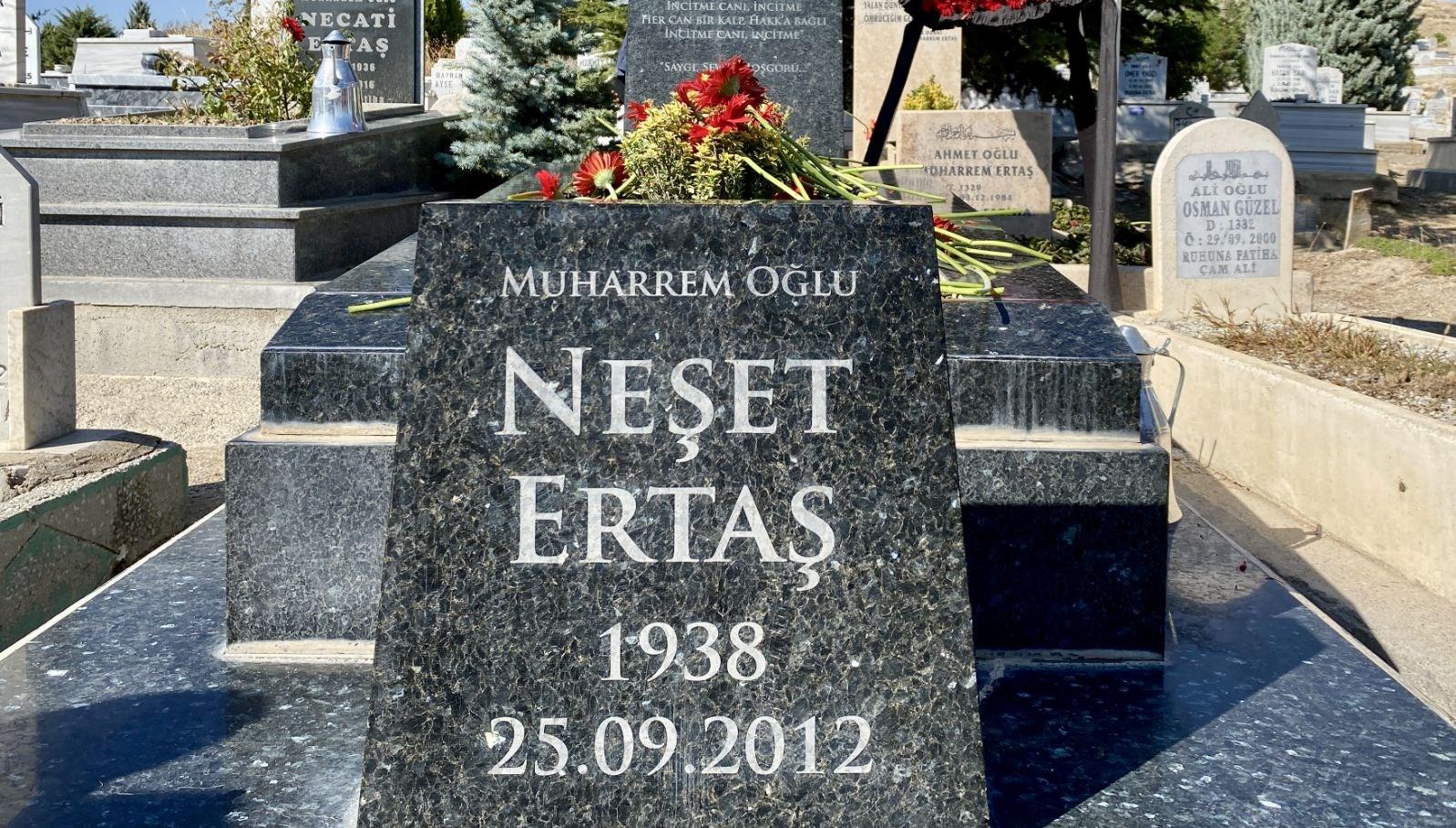 Kırşehir'de Neşet Ertaş'ın Mezarı Başında Yapılan Duygusal Anma Töreni: Halk Ozanının Unutulmaz Hatıraları Yeniden Canlandı! 3 kirsehirde-neset-ertasin-mezari-basinda-yapilan-duygusal-anma-toreni-halk-ozaninin-unutulmaz-hatiralari-yeniden-2INyPugf.jpg