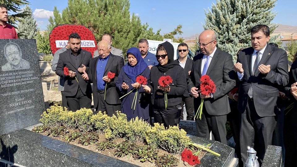 Kırşehir'de Neşet Ertaş'ın Mezarı Başında Yapılan Duygusal Anma Töreni: Halk Ozanının Unutulmaz Hatıraları Yeniden Canlandı! 1 Neşet Ertaş Mezarı Başında Anıldı