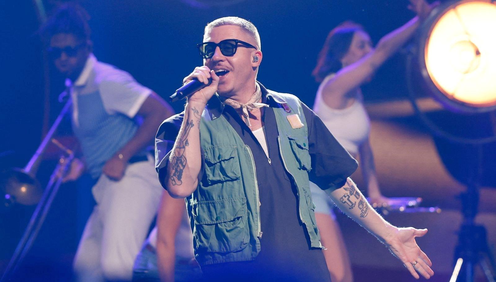 Macklemore, Filistinli Sanatçılarla Bir Araya Gelerek Müzik Dünyasında Sarsıcı Bir Değişim Yaratıyor! Bu İş Birliği Neleri Değiştirebilir? 2 macklemore-filistinli-sanatcilarla-bir-araya-gelerek-muzik-dunyasinda-sarsici-bir-degisim-yaratiyor-bu-is-ELB8cRlD.jpg