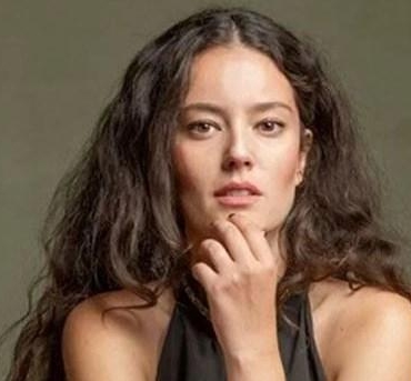 Pelin Akil Altan: Tiyatro ve Dizi Dünyasının Parlayan Yıldızı 7 pelin-akil-altan-tiyatro-ve-dizi-dunyasinin-parlayan-yildizi-SiNRMU9S.jpg