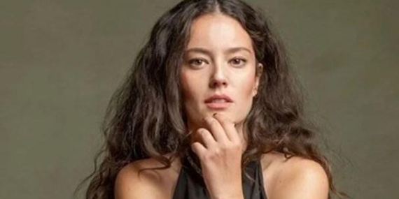 Pelin Akil Altan: Tiyatro ve Dizi Dünyasının Parlayan Yıldızı