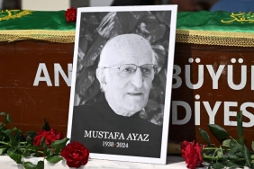 Sanat Dünyası Şokta: Ressam Mustafa Ayaz'ın Son Yolculuğuna Veda Töreni, Gözyaşları ve Anılarla Dolu! 13 sanat-dunyasi-sokta-ressam-mustafa-ayazin-son-yolculuguna-veda-toreni-gozyaslari-ve-anilarla-dolu-ctDufAHK.jpg