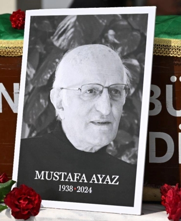 Sanat Dünyası Şokta: Ressam Mustafa Ayaz'ın Son Yolculuğuna Veda Töreni, Gözyaşları ve Anılarla Dolu! 5 sanat-dunyasi-sokta-ressam-mustafa-ayazin-son-yolculuguna-veda-toreni-gozyaslari-ve-anilarla-dolu-ctDufAHK.jpg