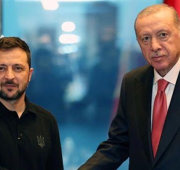 savasin-ortasinda-tarihi-bulusma-cumhurbaskani-erdogan-ve-zelenskiyden-carpici-mesajlar-uLFPBqGl.jpg