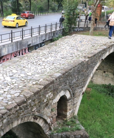 Tabakhane Köprüsü: Zamanın Testine Direnen Tarihi Bir Mühendislik Harikası! 2 tabakhane-koprusu-zamanin-testine-direnen-tarihi-bir-muhendislik-harikasi-ml9WRuZx.jpg