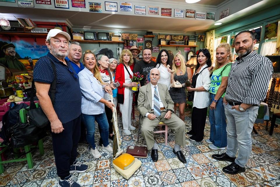Yeşilçam'ın Efsanevi Yüzleri Bir Araya Geldi: Türk Sinemasının Emektar Oyuncuları Kafede Buluşarak Geçmişe Yolculuk Yaptı! 1 Velhasıl Kafe: Nostaljik Bir Yolculuk