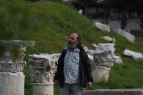 45 Yıldır Sanat Dünyasında Rüzgar Gibi Esti! Antik Kentteki Tiyatrodan İlham Alan Sanatçının Unutulmaz Yolculuğu! 10 45-yildir-sanat-dunyasinda-ruzgar-gibi-esti-antik-kentteki-tiyatrodan-ilham-alan-sanatcinin-unutulmaz-4pjFT3kx.jpg