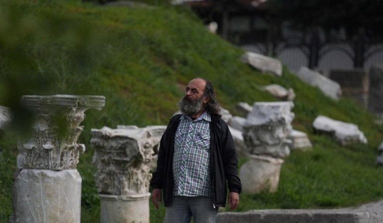 45 Yıldır Sanat Dünyasında Rüzgar Gibi Esti! Antik Kentteki Tiyatrodan İlham Alan Sanatçının Unutulmaz Yolculuğu! 1 45-yildir-sanat-dunyasinda-ruzgar-gibi-esti-antik-kentteki-tiyatrodan-ilham-alan-sanatcinin-unutulmaz-4pjFT3kx.jpg
