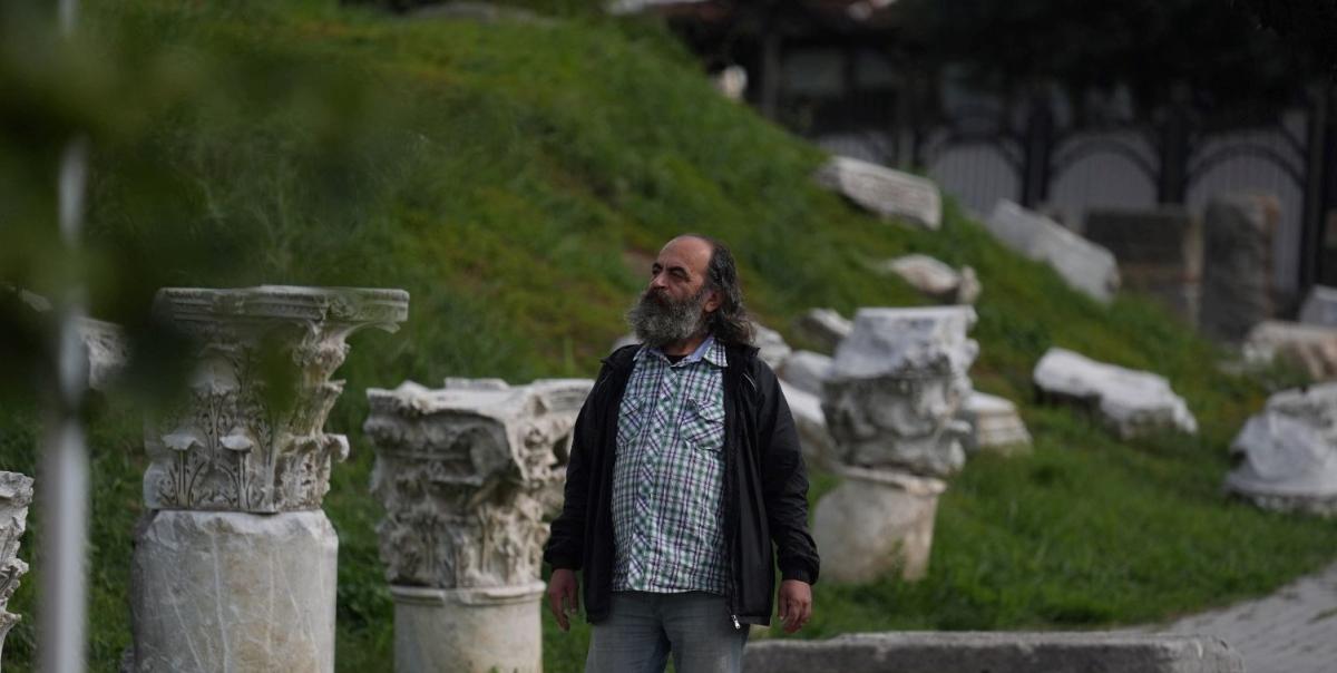 45 Yıldır Sanat Dünyasında Rüzgar Gibi Esti! Antik Kentteki Tiyatrodan İlham Alan Sanatçının Unutulmaz Yolculuğu! 2 45-yildir-sanat-dunyasinda-ruzgar-gibi-esti-antik-kentteki-tiyatrodan-ilham-alan-sanatcinin-unutulmaz-4pjFT3kx.jpg