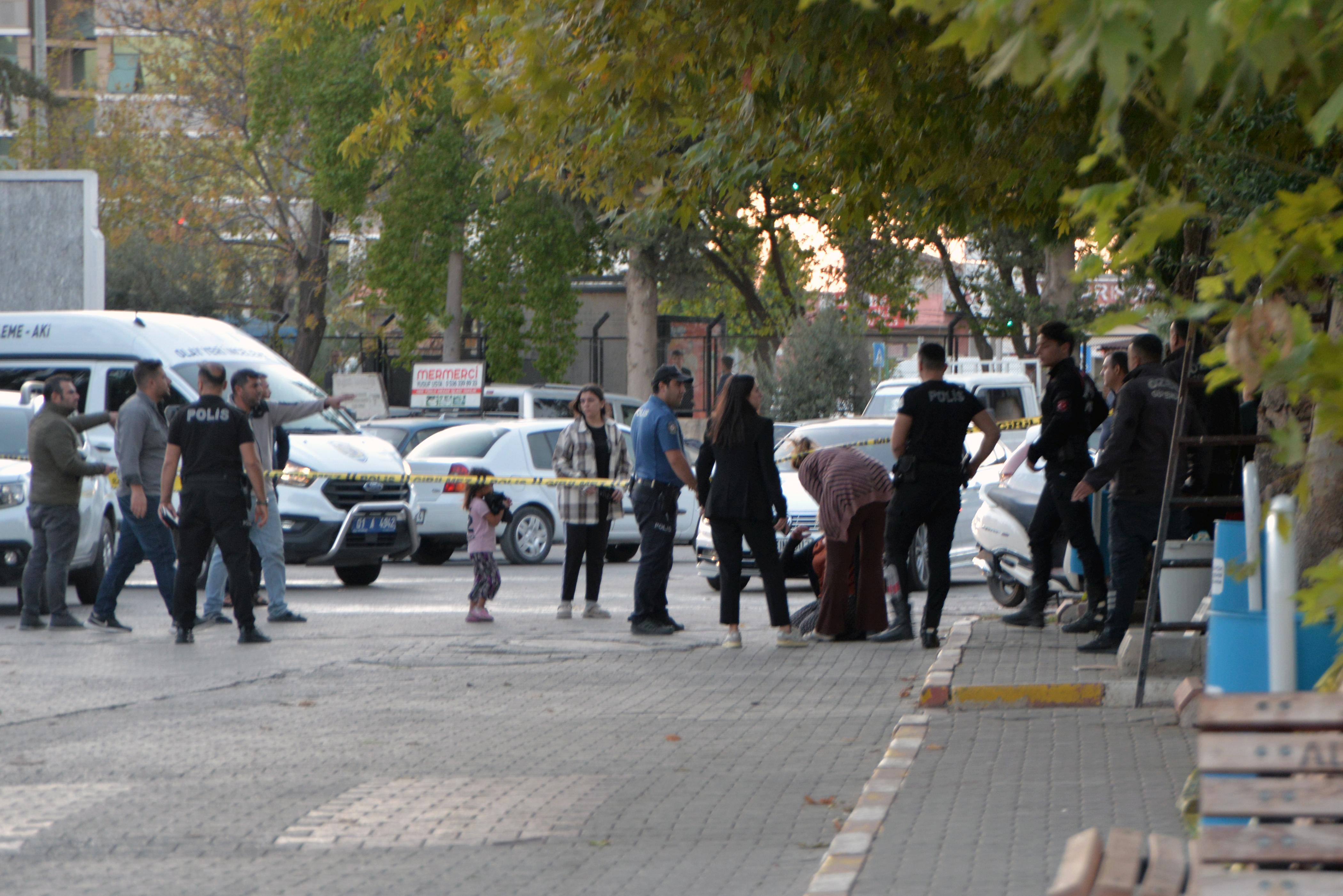 Adana'da Şok Olay! Mezarlıkta Anne ve İki Kızının Trajik Ölümü 1 Adana'da Trajik Olay: İntihar ve Ardından Gelen Silahlı Saldırı