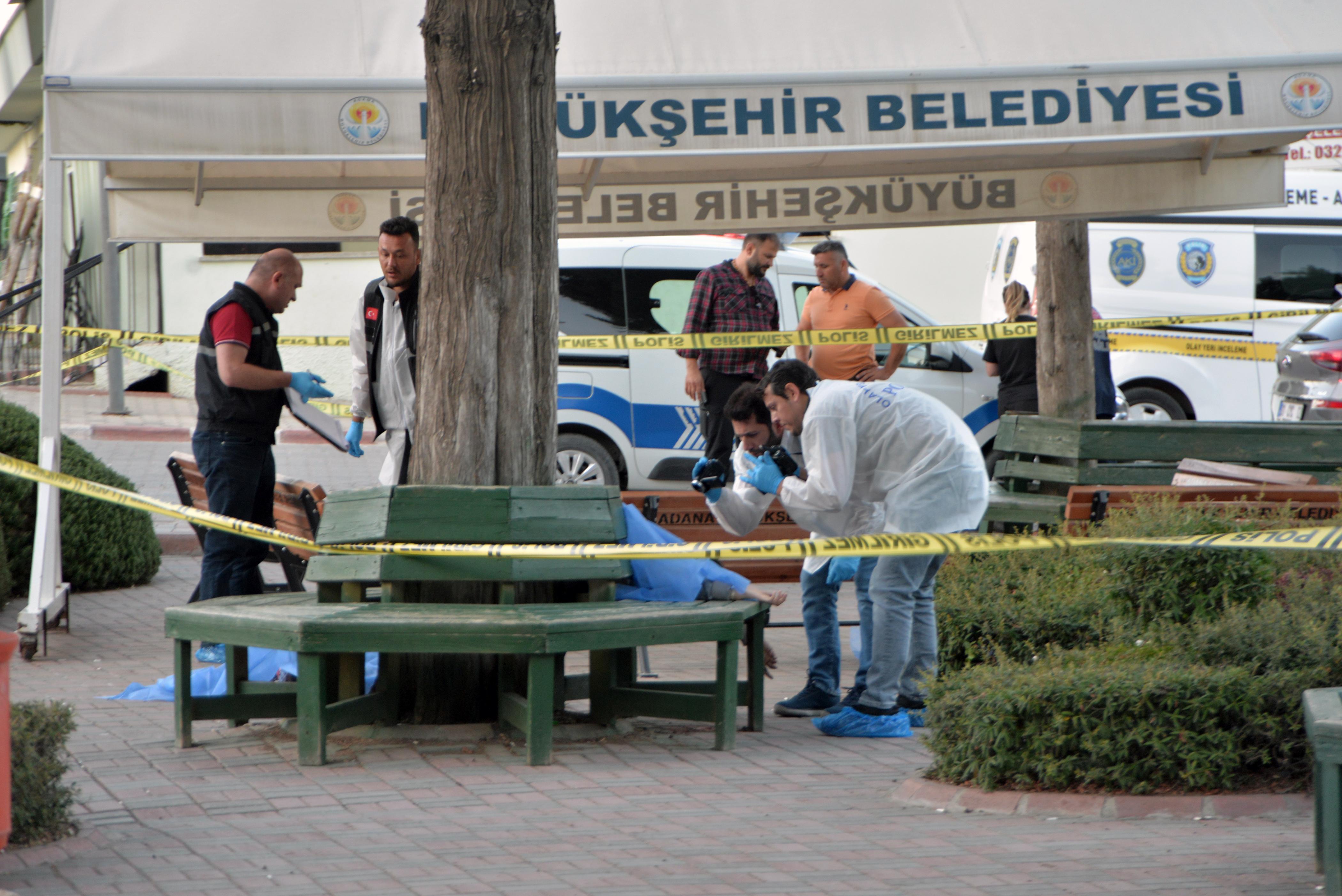Adana'da Şok Olay! Mezarlıkta Anne ve İki Kızının Trajik Ölümü 2 Mezarlıkta Yaşanan Silahlı Saldırı