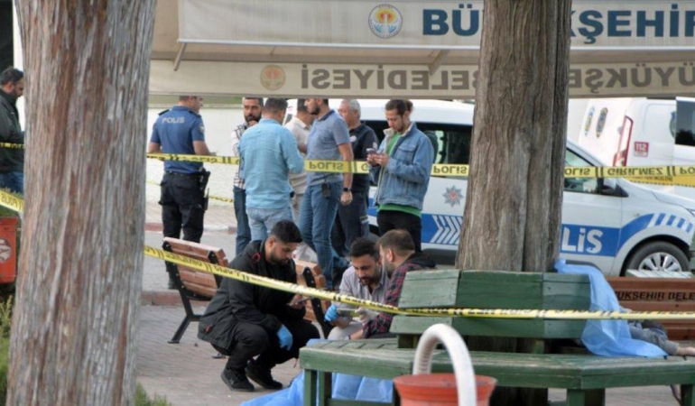 Adana'da Şok Olay! Mezarlıkta Anne ve İki Kızının Trajik Ölümü 1 adanada-sok-olay-mezarlikta-anne-ve-iki-kizinin-trajik-olumu-jPsXtMMa.jpg