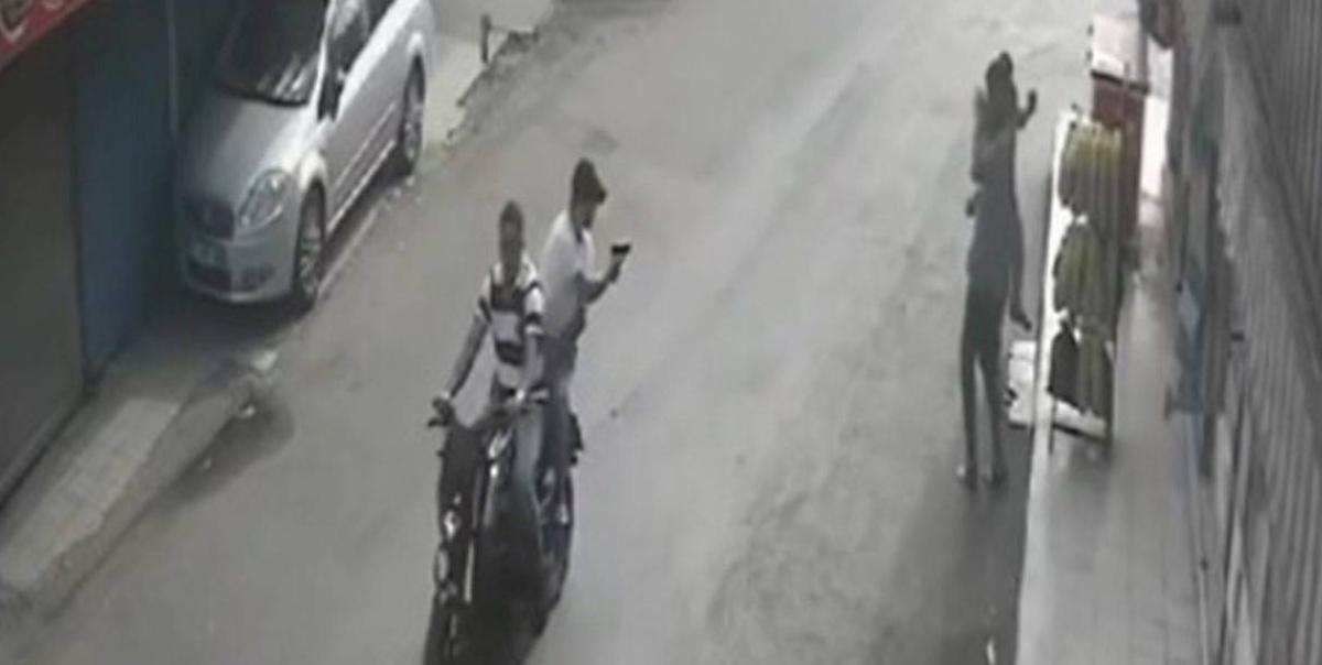 Adana'da Yolda Yürüyen İki Kişiye Düzenlenen Silahlı Saldırı 2 adanada-yolda-yuruyen-iki-kisiye-duzenlenen-silahli-saldiri-yQBvwgqU.jpg