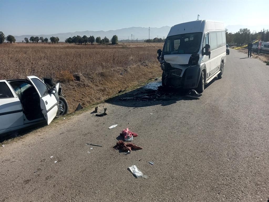 Afyonkarahisar'da Okul Servisi Kazasında Feci Kaza: 4 Can Gitti, 5 Yaralı 1 Kaza Detayları