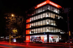 Akbank'ın Üçüncü Çeyrek Kârı: Beklentileri Alt Üst Eden Şaşırtıcı Sonuç! 4 akbankin-ucuncu-ceyrek-k-ri-beklentileri-alt-ust-eden-sasirtici-sonuc-FrgtjEqZ.jpg
