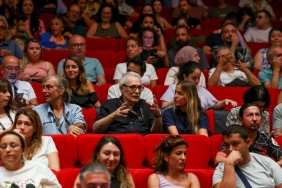Altın Portakal Film Festivali'nde Hükümdarlık Filmi: Sinema Dünyasında Dalgalar Yaratan Bir Baş Yapıt! 4 altin-portakal-film-festivalinde-hukumdarlik-filmi-sinema-dunyasinda-dalgalar-yaratan-bir-bas-yapit-RjY3TkzC.jpg