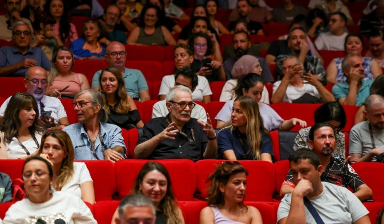 Altın Portakal Film Festivali'nde Hükümdarlık Filmi: Sinema Dünyasında Dalgalar Yaratan Bir Baş Yapıt! 1 altin-portakal-film-festivalinde-hukumdarlik-filmi-sinema-dunyasinda-dalgalar-yaratan-bir-bas-yapit-RjY3TkzC.jpg