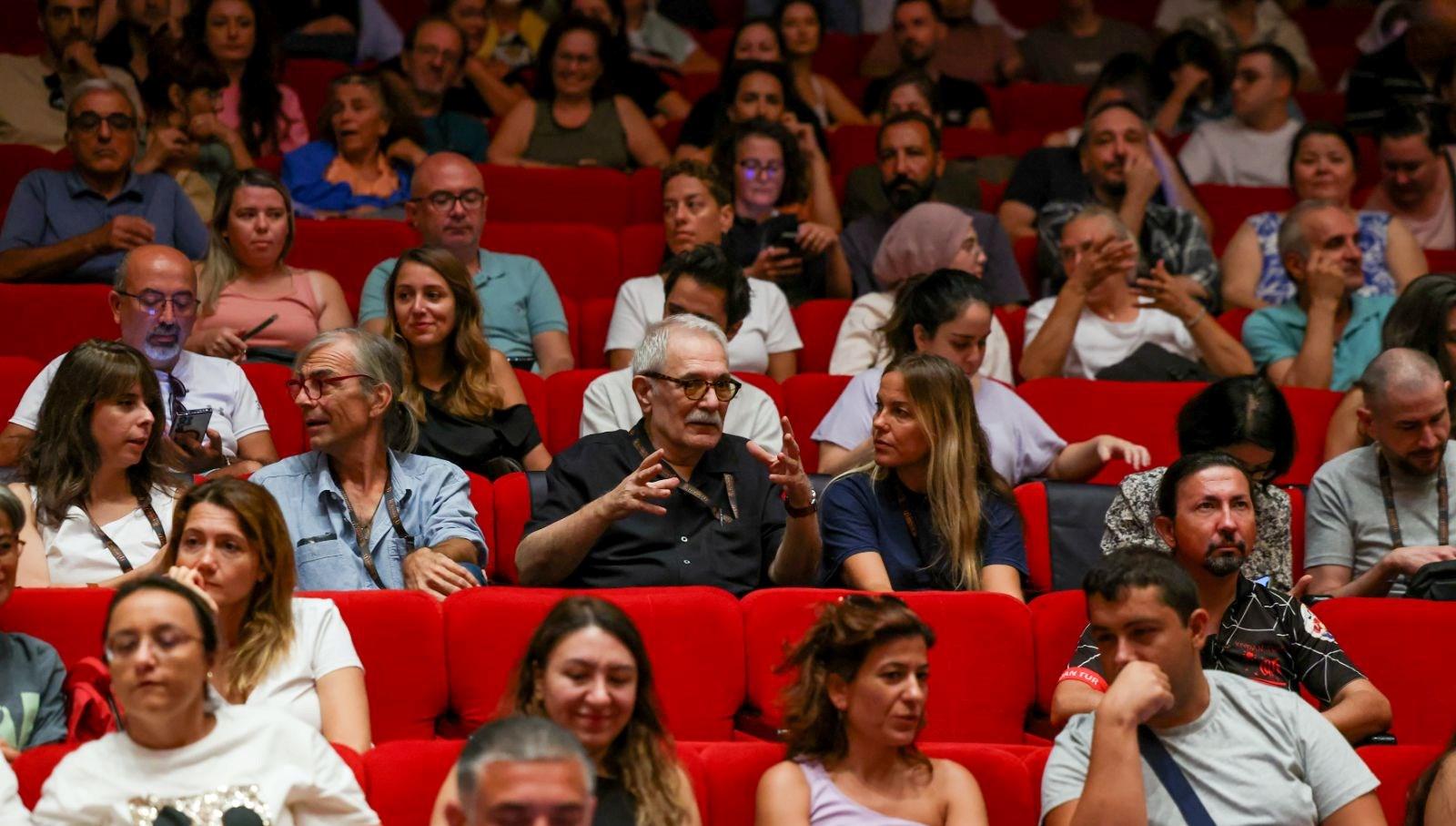 Altın Portakal Film Festivali'nde Hükümdarlık Filmi: Sinema Dünyasında Dalgalar Yaratan Bir Baş Yapıt! 2 altin-portakal-film-festivalinde-hukumdarlik-filmi-sinema-dunyasinda-dalgalar-yaratan-bir-bas-yapit-RjY3TkzC.jpg
