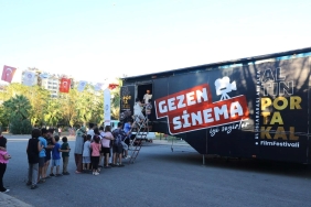 Altın Portakal Sinema Tırı: İlçelerde Sinemaseverlerin Kaçırılmayacak Buluşması! 2 altin-portakal-sinema-tiri-ilcelerde-sinemaseverlerin-kacirilmayacak-bulusmasi-68Y5ckEz.jpg