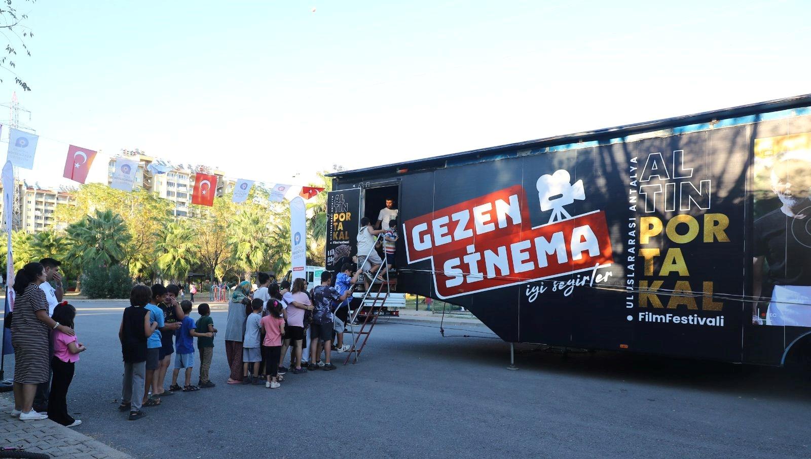 Altın Portakal Sinema Tırı: İlçelerde Sinemaseverlerin Kaçırılmayacak Buluşması! 2 altin-portakal-sinema-tiri-ilcelerde-sinemaseverlerin-kacirilmayacak-bulusmasi-68Y5ckEz.jpg
