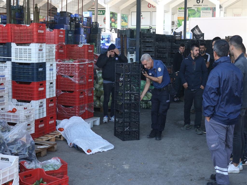 Aniden Hayatını Kaybetti, Etrafı Domates Kasalarıyla Çevrildi 2 Aniden Hayatını Kaybetti, Etrafı Domates Kasalarıyla Çevrildi