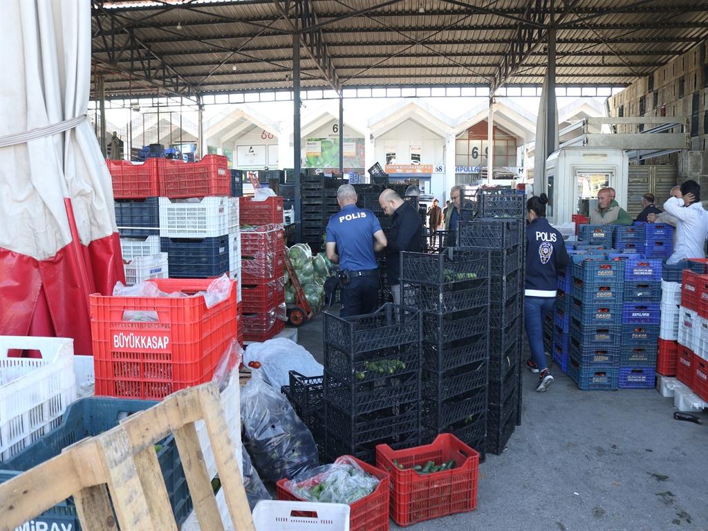 Aniden Hayatını Kaybetti, Etrafı Domates Kasalarıyla Çevrildi 3 Aniden Hayatını Kaybetti, Etrafı Domates Kasalarıyla Çevrildi