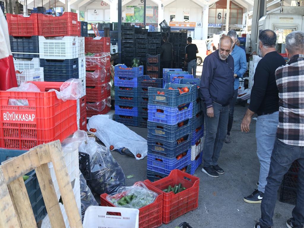 Aniden Hayatını Kaybetti, Etrafı Domates Kasalarıyla Çevrildi 4 Aniden Hayatını Kaybetti, Etrafı Domates Kasalarıyla Çevrildi