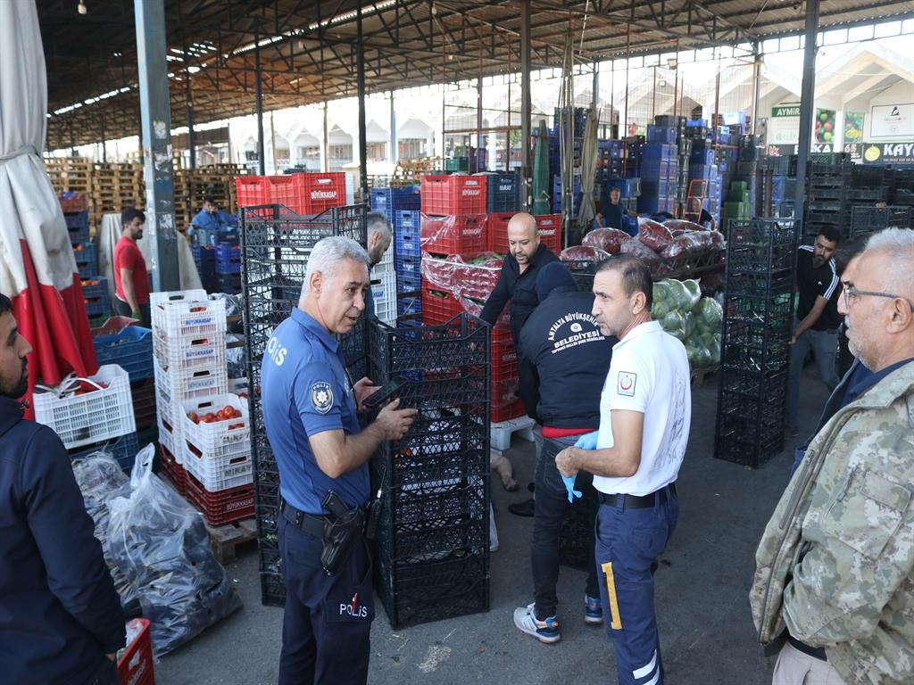 Aniden Hayatını Kaybetti, Etrafı Domates Kasalarıyla Çevrildi 5 Aniden Hayatını Kaybetti, Etrafı Domates Kasalarıyla Çevrildi