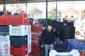 Aniden Hayatını Kaybetti, Etrafı Domates Kasalarıyla Çevrildi 4 aniden-hayatini-kaybetti-etrafi-domates-kasalariyla-cevrildi-dLlRH398.jpg