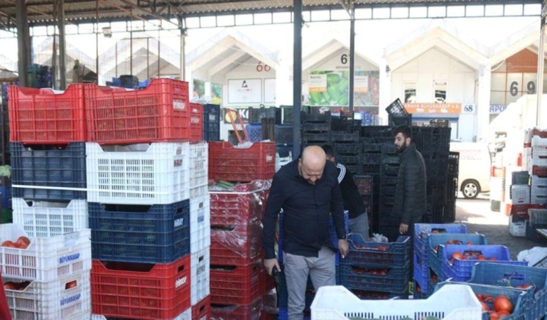 Aniden Hayatını Kaybetti, Etrafı Domates Kasalarıyla Çevrildi 1 aniden-hayatini-kaybetti-etrafi-domates-kasalariyla-cevrildi-dLlRH398.jpg