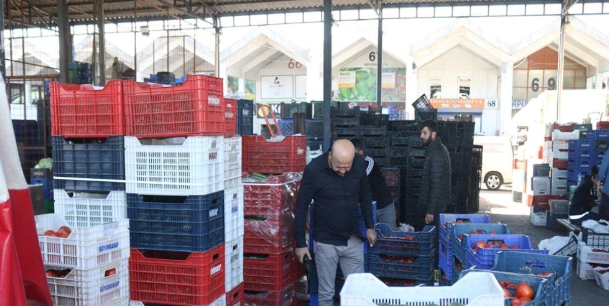 aniden-hayatini-kaybetti-etrafi-domates-kasalariyla-cevrildi-dLlRH398.jpg