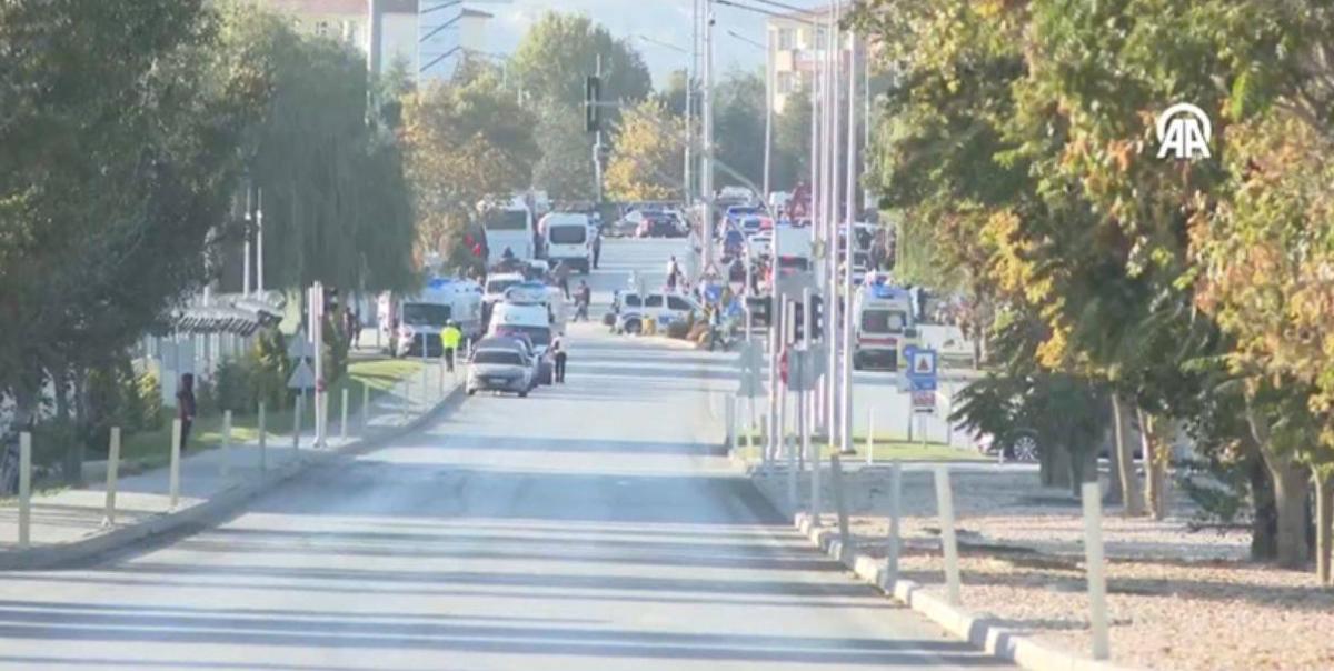 Ankara'da Şok Terör Olayı: Patlama ve Silahlı Çatışma Anları 2 ankarada-sok-teror-olayi-patlama-ve-silahli-catisma-anlari-A5mYEzB8.jpg