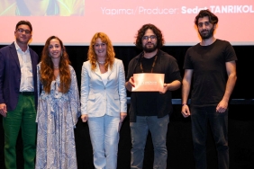 Antalya Film Forum'da Ödüller Sahiplerini Buldu: Bu Yılın En Etkileyici Anları ve Kazananlar! 15 antalya-film-forumda-oduller-sahiplerini-buldu-bu-yilin-en-etkileyici-anlari-ve-kazananlar-MiWKRvJ9.jpg