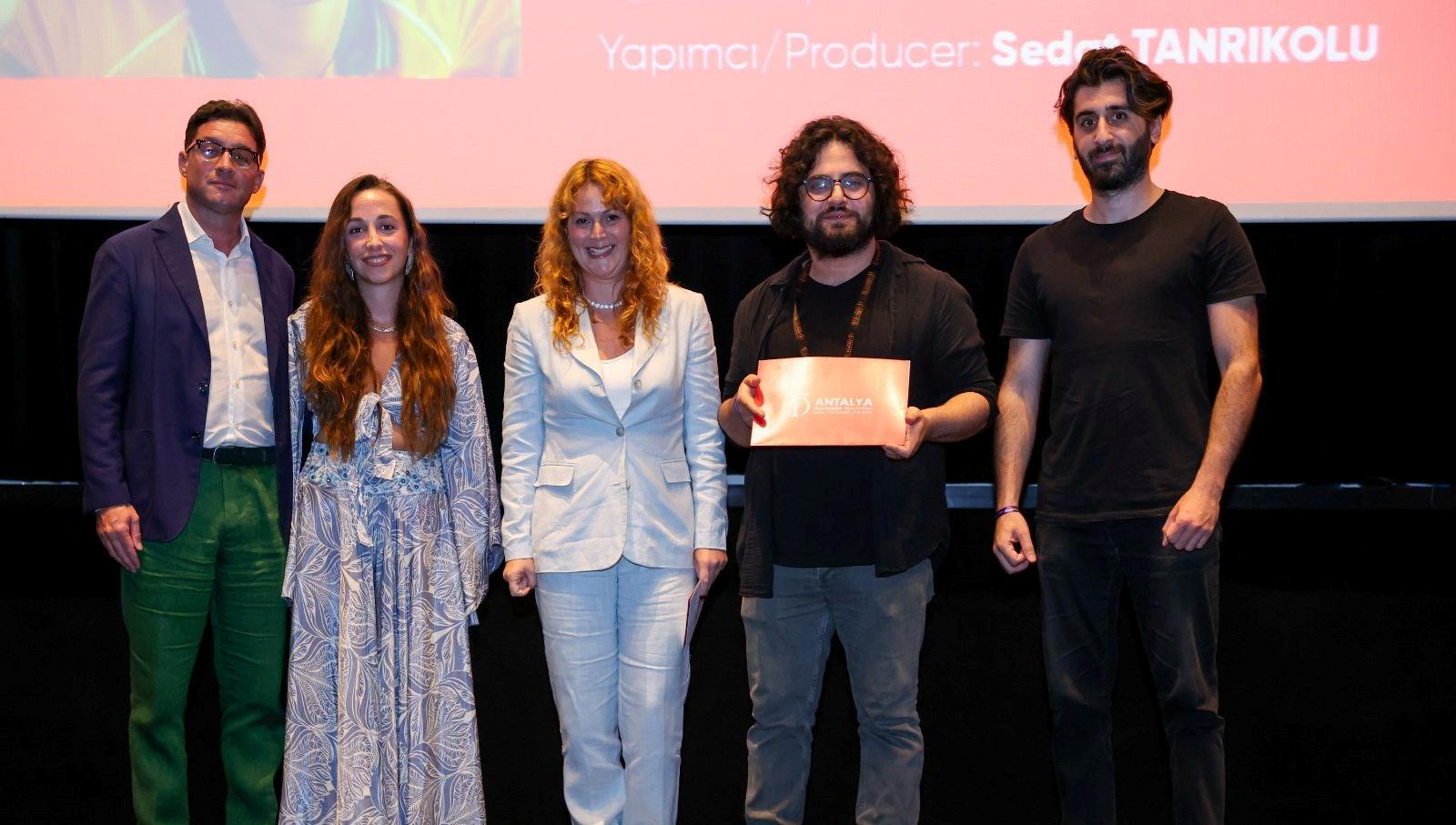 Antalya Film Forum'da Ödüller Sahiplerini Buldu: Bu Yılın En Etkileyici Anları ve Kazananlar! 4 antalya-film-forumda-oduller-sahiplerini-buldu-bu-yilin-en-etkileyici-anlari-ve-kazananlar-MiWKRvJ9.jpg