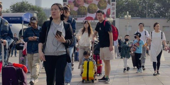 Çin’deki Tatil Harcamalarında Korkutucu Gelişmeler: Ekonomik Alarm Zilleri Çalıyor!