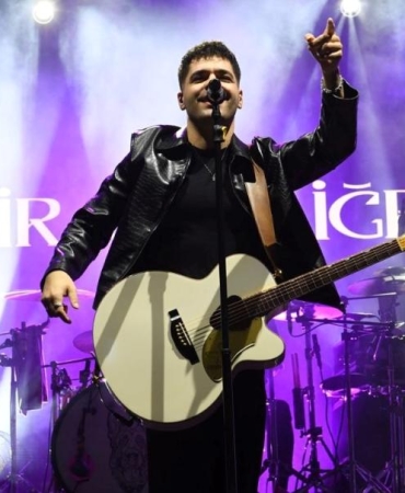 Cumhuriyet Bayramı Konserinde Emir Can İğrek'in Sahnede Yaptığı Şaşırtıcı Performans! Kaçırılmaması Gereken Anlar! 5 cumhuriyet-bayrami-konserinde-emir-can-igrekin-sahnede-yaptigi-sasirtici-performans-kacirilmamasi-gereken-anlar-5MyKf2xL.jpg