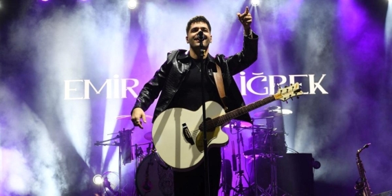 Cumhuriyet Bayramı Konserinde Emir Can İğrek’in Sahnede Yaptığı Şaşırtıcı Performans! Kaçırılmaması Gereken Anlar!