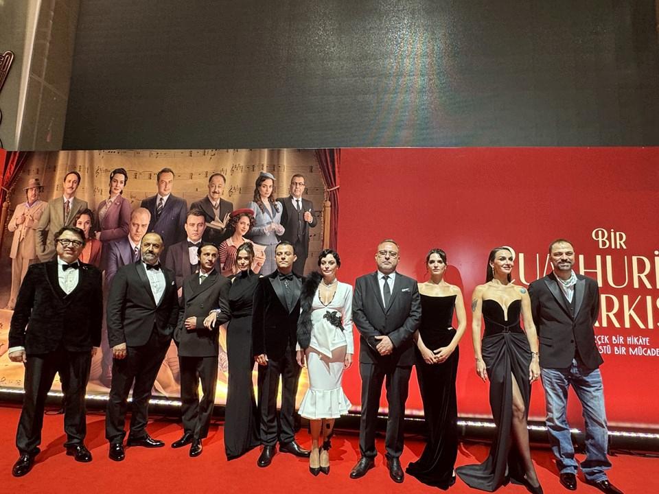 Cumhuriyet Şarkısı Filminin Galası: Tarihin Tozlu Sayfalarından Yükselen Bir Efsane! 2 Türk Kadınının Gücü