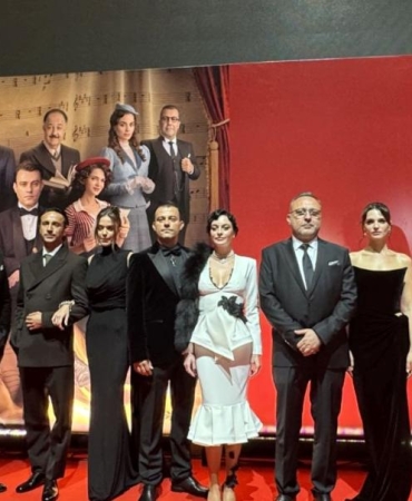 Cumhuriyet Şarkısı Filminin Galası: Tarihin Tozlu Sayfalarından Yükselen Bir Efsane! 3 cumhuriyet-sarkisi-filminin-galasi-tarihin-tozlu-sayfalarindan-yukselen-bir-efsane-OJ7EQOHM.jpg