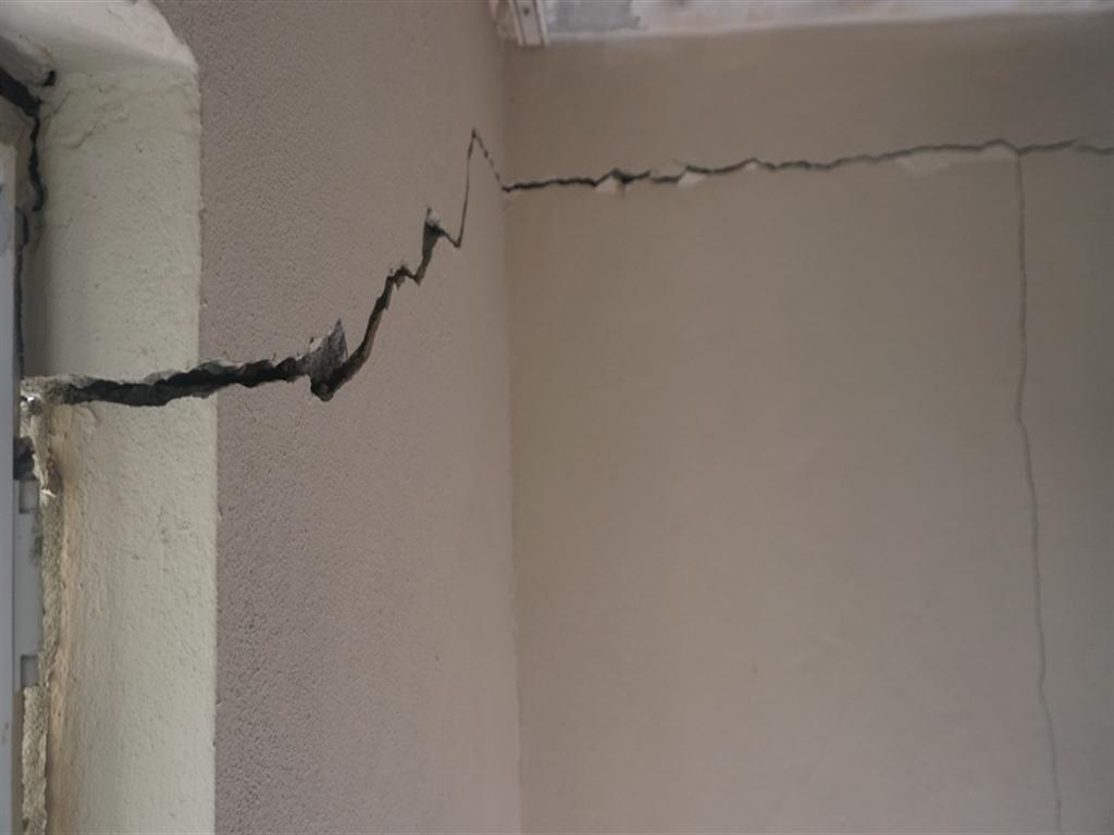 Deprem Sonrası Oluşan Çatlakları Bez Parçalarıyla Gizlemek 2 Deprem Sonrası Oluşan Çatlakları Bez Parçalarıyla Gizlemek