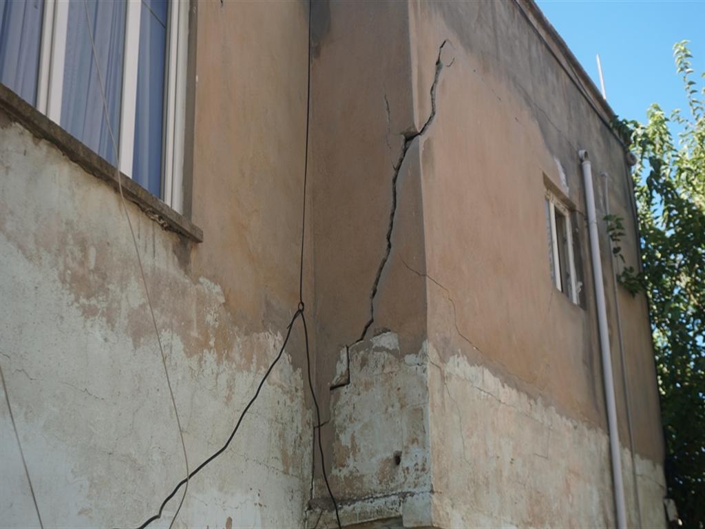 Deprem Sonrası Oluşan Çatlakları Bez Parçalarıyla Gizlemek 3 Deprem Sonrası Oluşan Çatlakları Bez Parçalarıyla Gizlemek