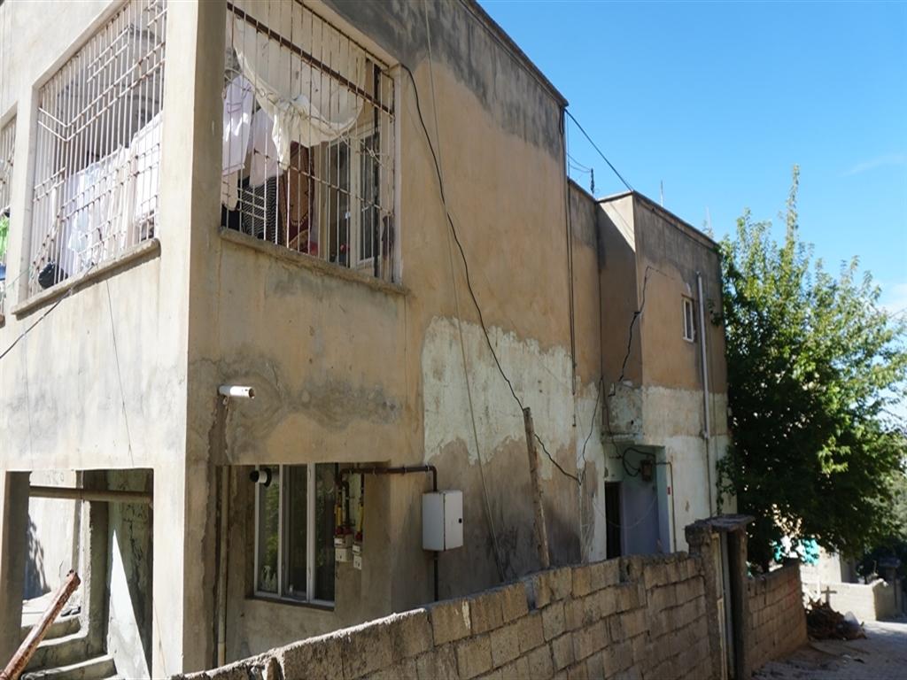 Deprem Sonrası Oluşan Çatlakları Bez Parçalarıyla Gizlemek 5 Deprem Sonrası Oluşan Çatlakları Bez Parçalarıyla Gizlemek