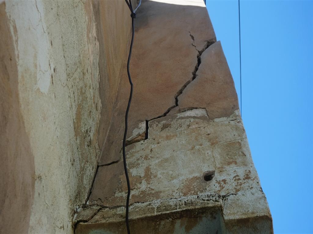 Deprem Sonrası Oluşan Çatlakları Bez Parçalarıyla Gizlemek 6 Deprem Sonrası Oluşan Çatlakları Bez Parçalarıyla Gizlemek