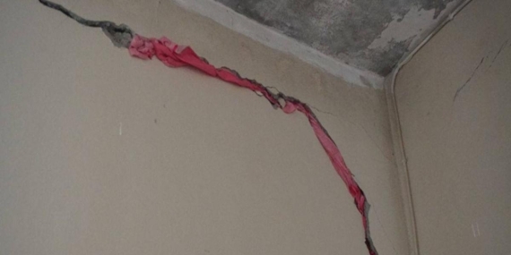 Deprem Sonrası Oluşan Çatlakları Bez Parçalarıyla Gizlemek